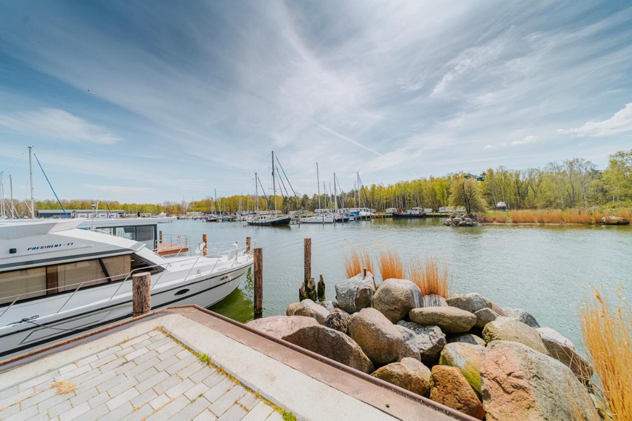 Schwimmendes Ferienhaus "Trinity" Ihr Seahome Auf Der Ostsee ペーネミュンデ エクステリア 写真