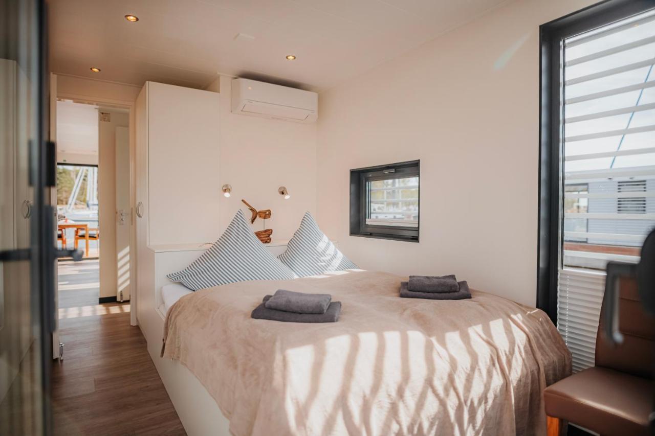 Schwimmendes Ferienhaus "Trinity" Ihr Seahome Auf Der Ostsee ペーネミュンデ エクステリア 写真