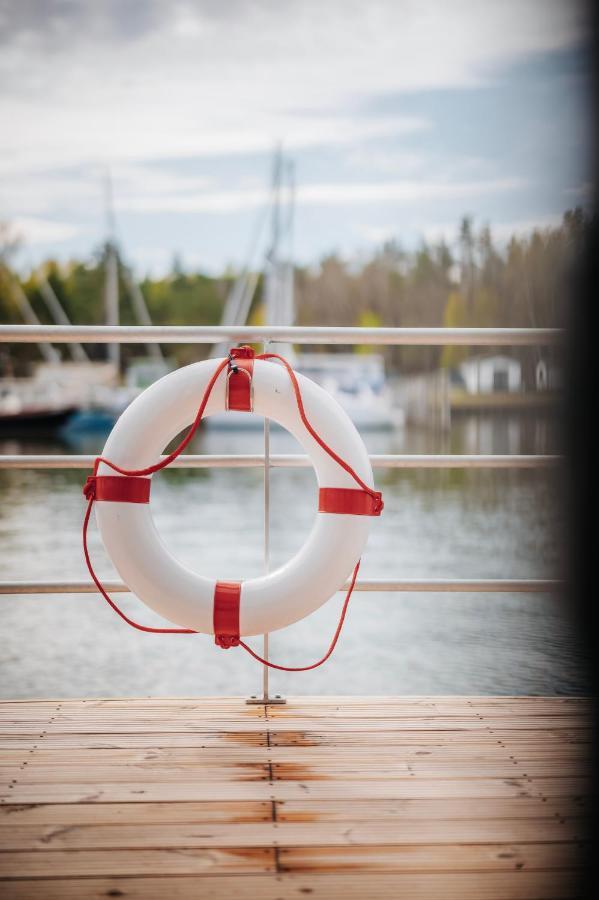 Schwimmendes Ferienhaus "Trinity" Ihr Seahome Auf Der Ostsee ペーネミュンデ エクステリア 写真