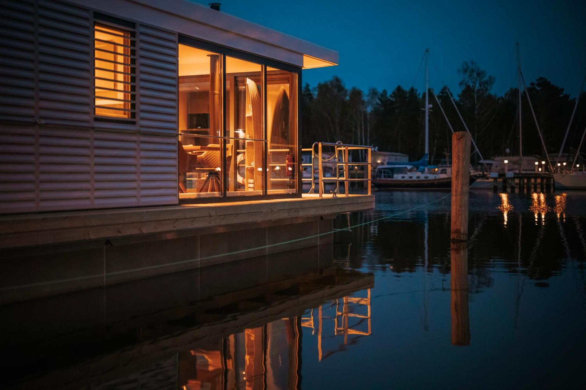 Schwimmendes Ferienhaus "Trinity" Ihr Seahome Auf Der Ostsee ペーネミュンデ エクステリア 写真