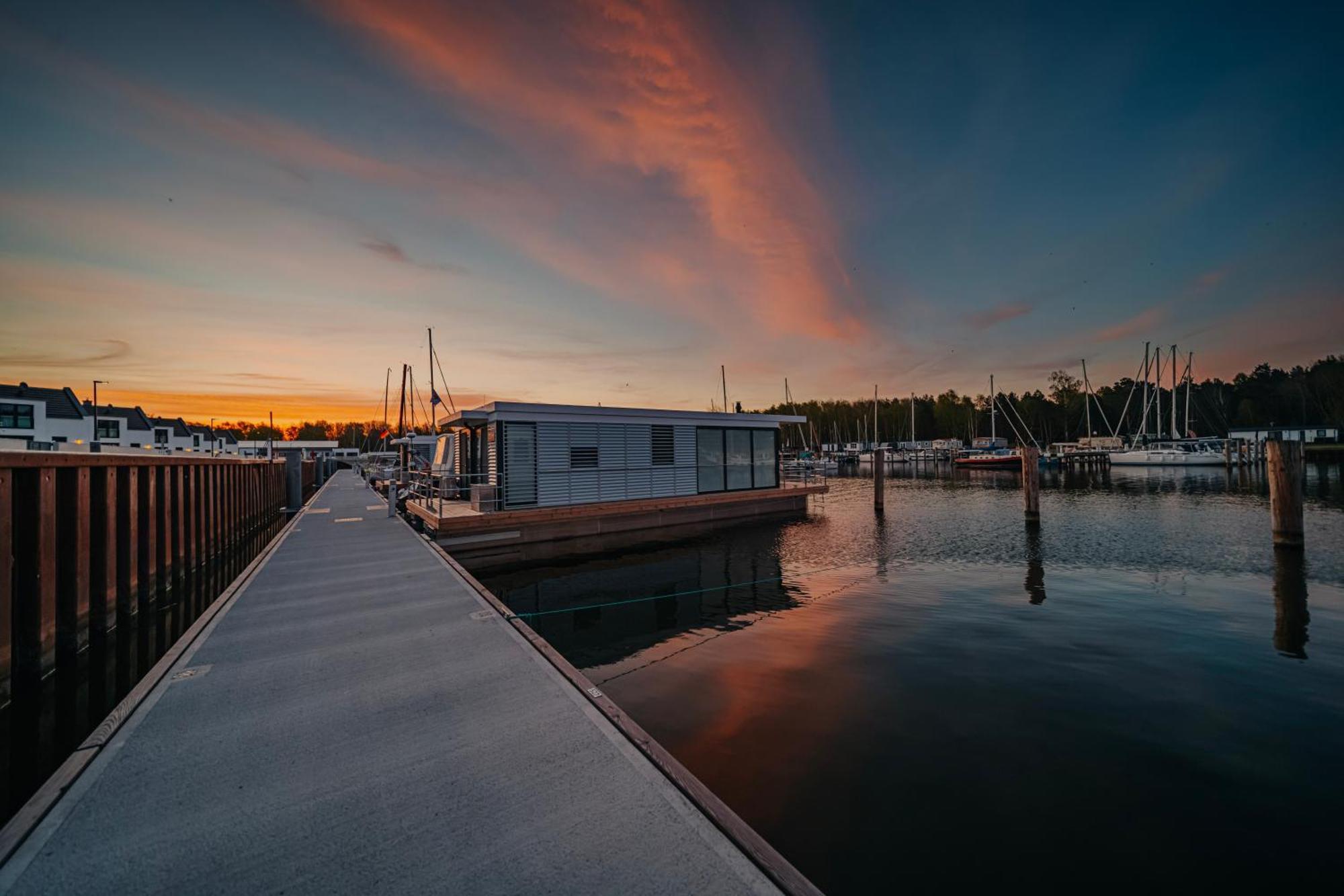 Schwimmendes Ferienhaus "Trinity" Ihr Seahome Auf Der Ostsee ペーネミュンデ エクステリア 写真